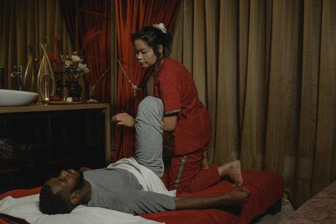 Chinese massage therapist performing a relaxing body massage at a wellness centre in Tirana